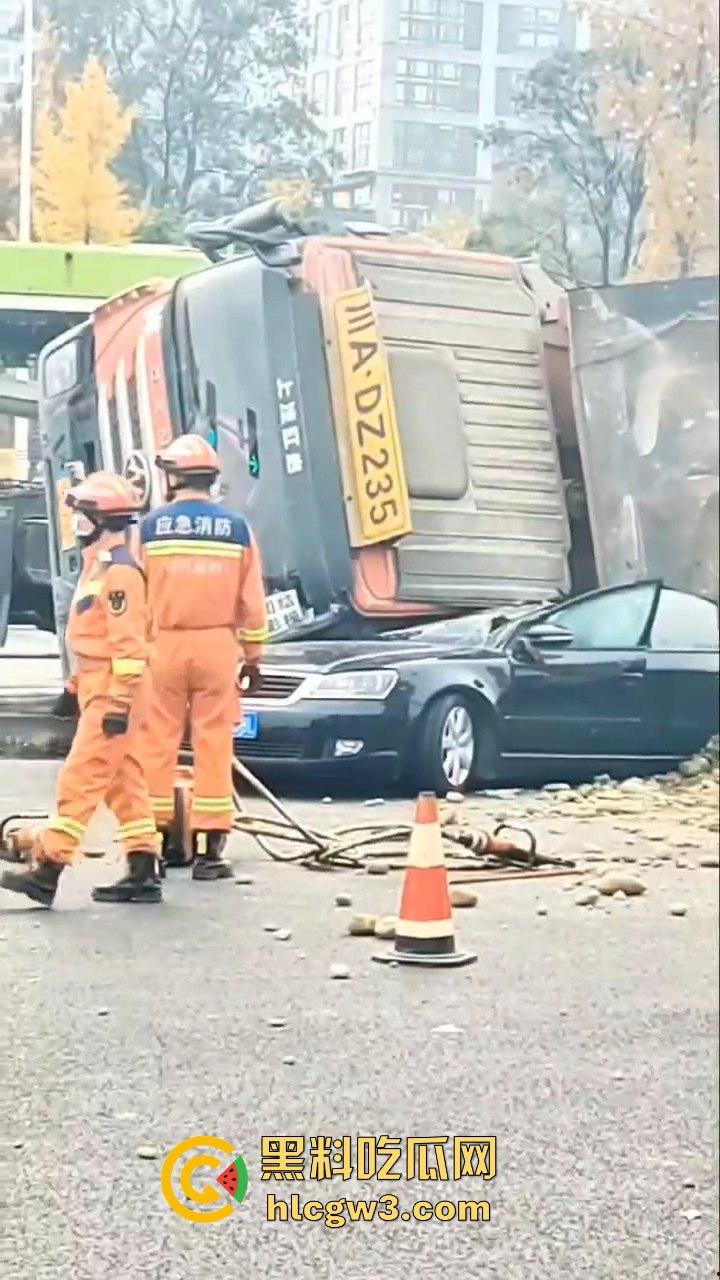 成都郫县渣土车侧翻压塌小轿车,事故致三死一伤,原因疑为小车强行变道!-4