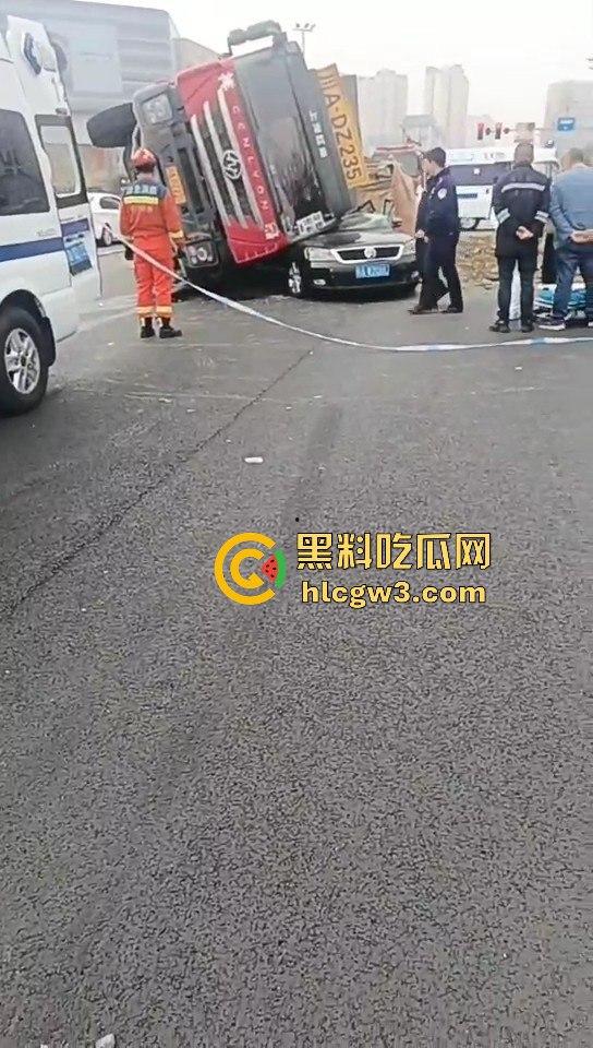 成都郫县渣土车侧翻压塌小轿车,事故致三死一伤,原因疑为小车强行变道!-5
