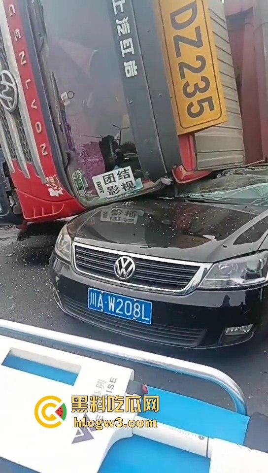 成都郫县渣土车侧翻压塌小轿车,事故致三死一伤,原因疑为小车强行变道!-6