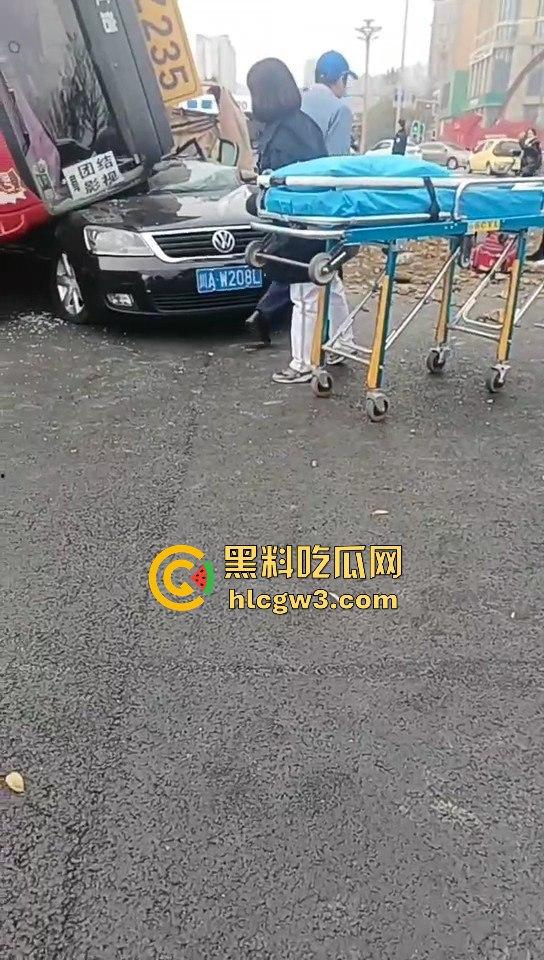 成都郫县渣土车侧翻压塌小轿车,事故致三死一伤,原因疑为小车强行变道!-7