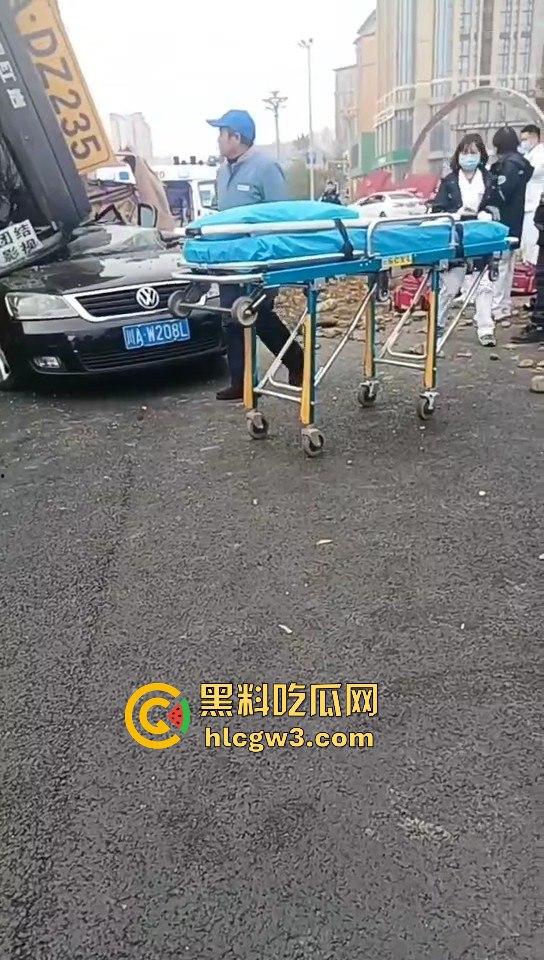 成都郫县渣土车侧翻压塌小轿车,事故致三死一伤,原因疑为小车强行变道!-8