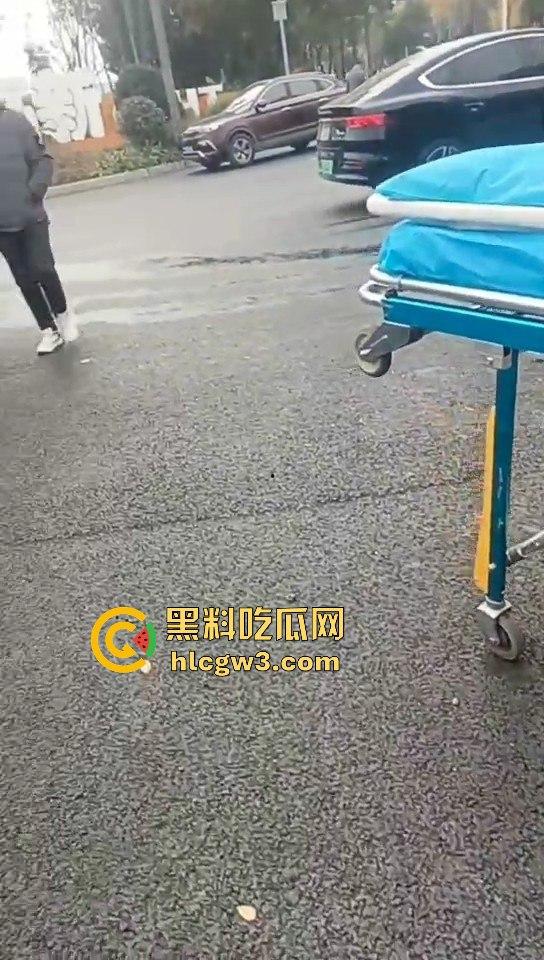 成都郫县渣土车侧翻压塌小轿车,事故致三死一伤,原因疑为小车强行变道!-9