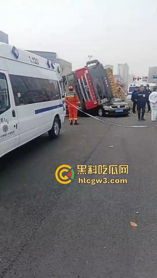 成都郫县渣土车侧翻压塌小轿车,事故致三死一伤,原因疑为小车强行变道!-10