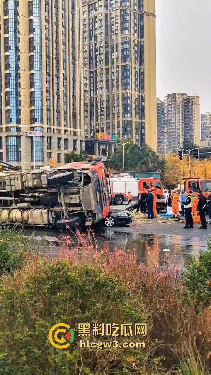 成都郫县渣土车侧翻压塌小轿车,事故致三死一伤,原因疑为小车强行变道!-11