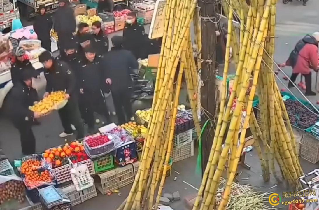 辽宁丹东城管暴力执法，多次提醒水果摊占用道路，直接掀翻小贩苦苦求饶，摊位瞬间空荡，这活该占道太解气了啊！-5