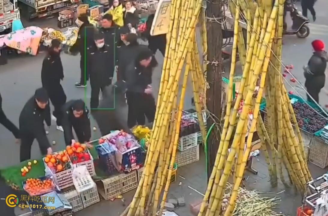 辽宁丹东城管暴力执法，多次提醒水果摊占用道路，直接掀翻小贩苦苦求饶，摊位瞬间空荡，这活该占道太解气了啊！-6