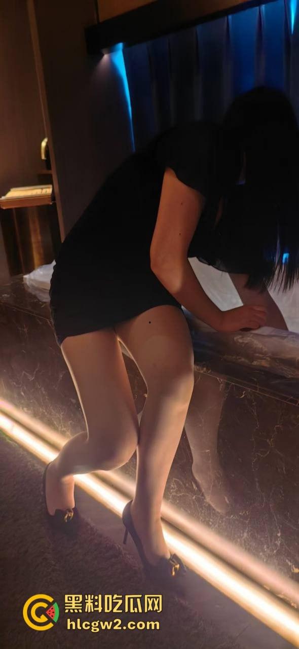 巨乳长腿女技师太迷人 大哥当场展雄峰 肉棒支起小帐篷 压都压不住！-1