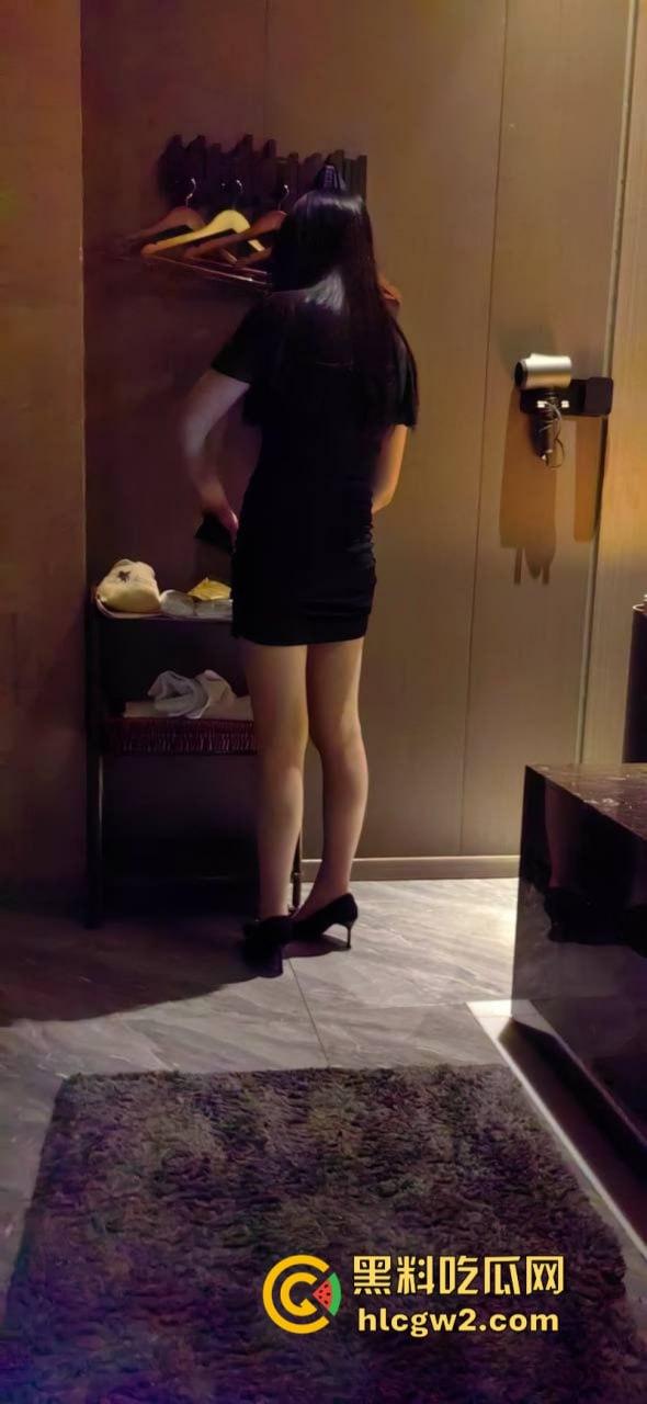 巨乳长腿女技师太迷人 大哥当场展雄峰 肉棒支起小帐篷 压都压不住！-6