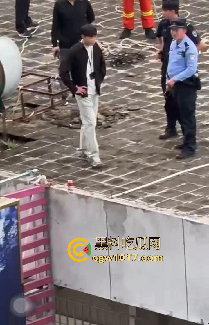 黄金价格暴跌！深圳市罗湖区水贝，金展国际珠宝广场楼上又一个想不开的要跳搂，这哥们是不是全仓了黄金！-2