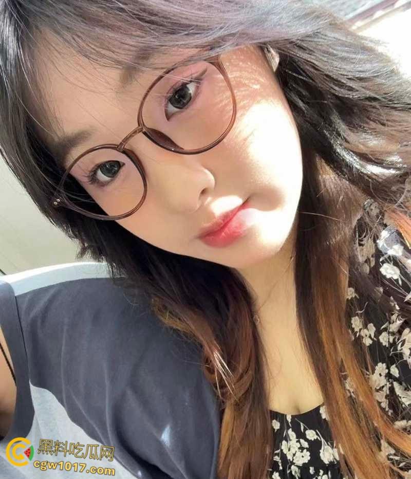 深圳清纯女实习生【罗梦瑶】，被领导陪酒潜规则，娴熟口技吸吮大屌，女上骑乘淫水泛滥，职场的眼镜妹就是反差！-3