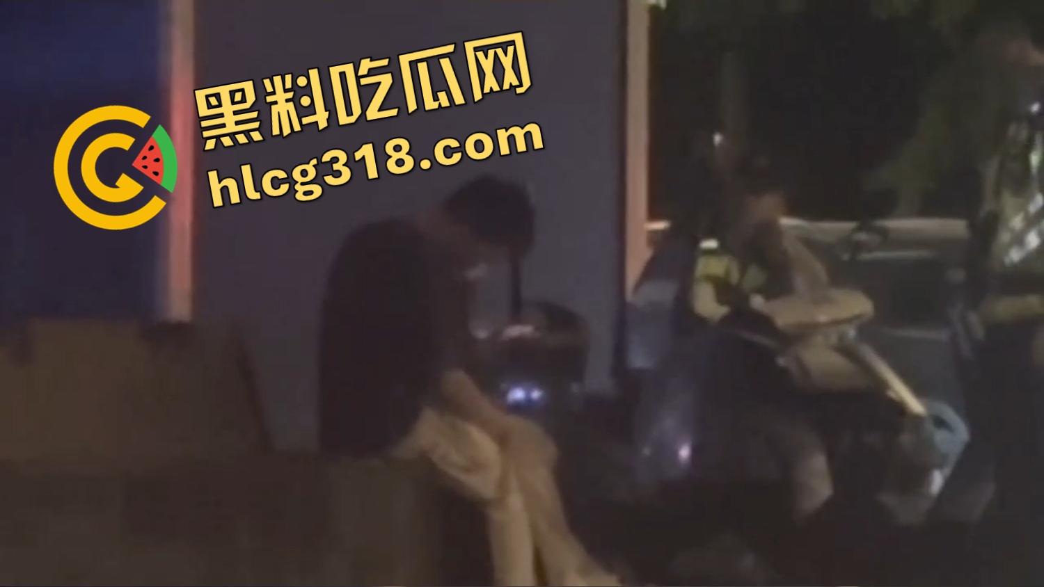 小情侣激情路边打飞机，巡警一照手还在撸，故作镇定装糊涂，路边撸管到底算不算犯法？-8