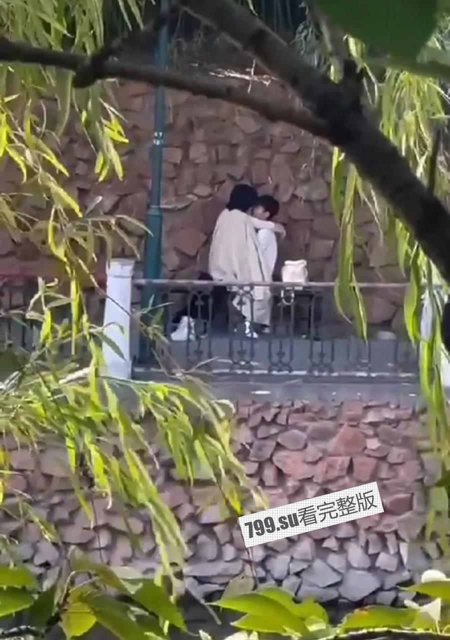 郑州 西亚斯学院 河边长板凳事件 传说中的贵族学院也一样玩的花-4