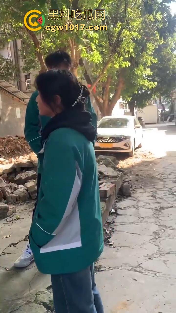 四川省南充市阆中中学女学生霸凌视频曝光，放学堵住不让走，边说道理边扇耳光，在学校就已经这么牛逼了是吧！-8