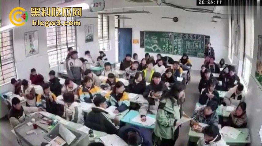 山东班主任女老师用戒尺教育学生被反击！遭学生当场辱骂殴打，男同学拉不住场面失控！-3