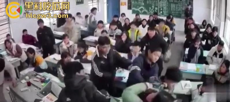 山东班主任女老师用戒尺教育学生被反击！遭学生当场辱骂殴打，男同学拉不住场面失控！-5