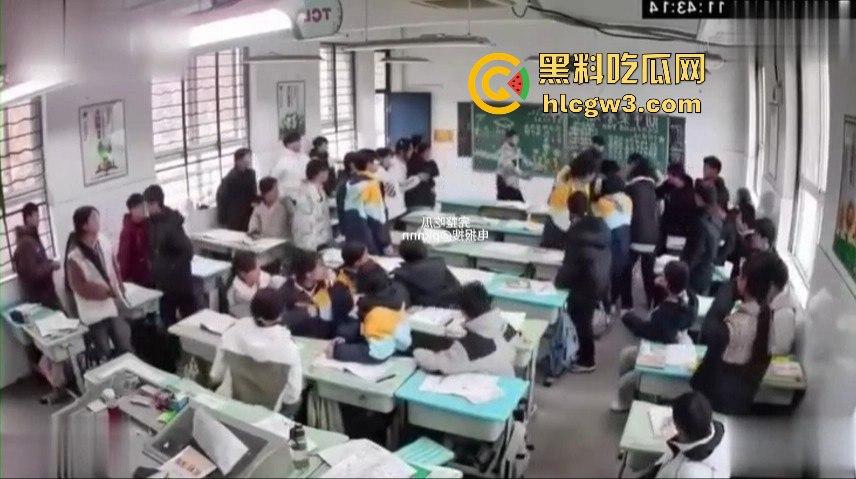 山东班主任女老师用戒尺教育学生被反击！遭学生当场辱骂殴打，男同学拉不住场面失控！-7