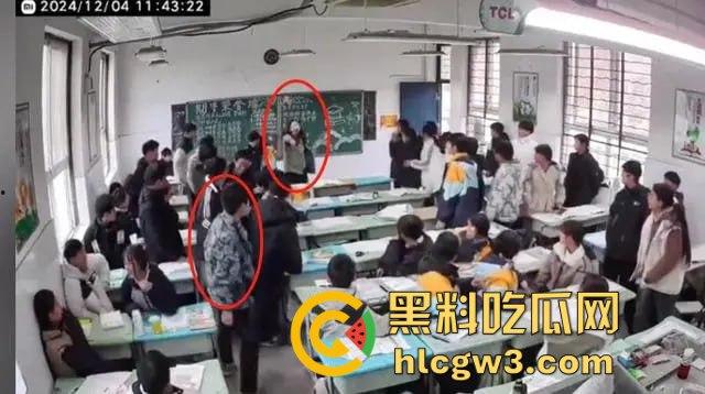 山东班主任女老师用戒尺教育学生被反击！遭学生当场辱骂殴打，男同学拉不住场面失控！-8