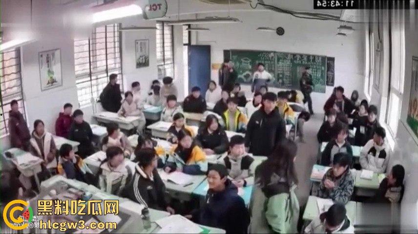 山东班主任女老师用戒尺教育学生被反击！遭学生当场辱骂殴打，男同学拉不住场面失控！-11