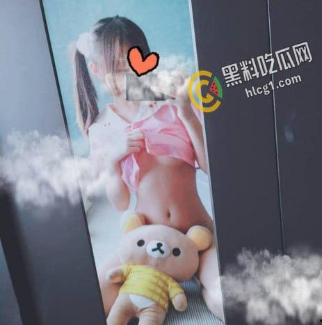 在街上偶遇的清纯小女生是我喜欢的款 撞着胆子要了微信 聊熟后发全裸自拍勾引我-4