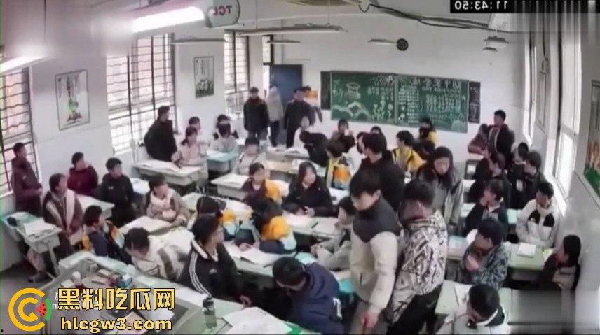山东班主任女老师用戒尺教育学生被反击！遭学生当场辱骂殴打，男同学拉不住场面失控！-15