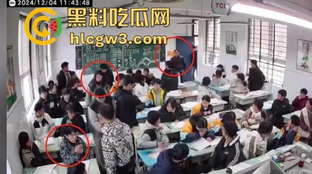 山东班主任女老师用戒尺教育学生被反击！遭学生当场辱骂殴打，男同学拉不住场面失控！-16