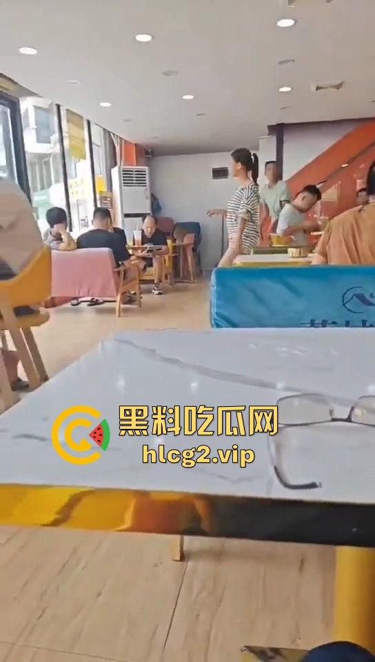 南宁熊孩子玩奶茶封口机被夹断四根手指！家长慌了才后悔疏忽奶茶店一片惊叫！-6