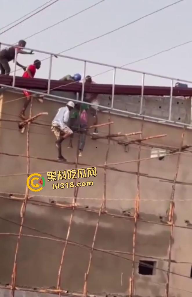 伊拉克楼顶救人变惨剧！几人逞英雄妄图逆天救命，却遭高压电线电击，直接当场坠落，被救的人还在半空！-5