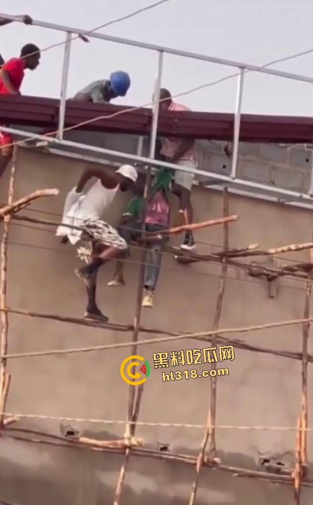 伊拉克楼顶救人变惨剧！几人逞英雄妄图逆天救命，却遭高压电线电击，直接当场坠落，被救的人还在半空！-6