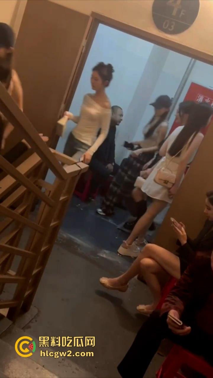 好腿！好腿！好腿！足控福利时刻 黑丝美腿高跟鞋 人间完美吸精器！-8