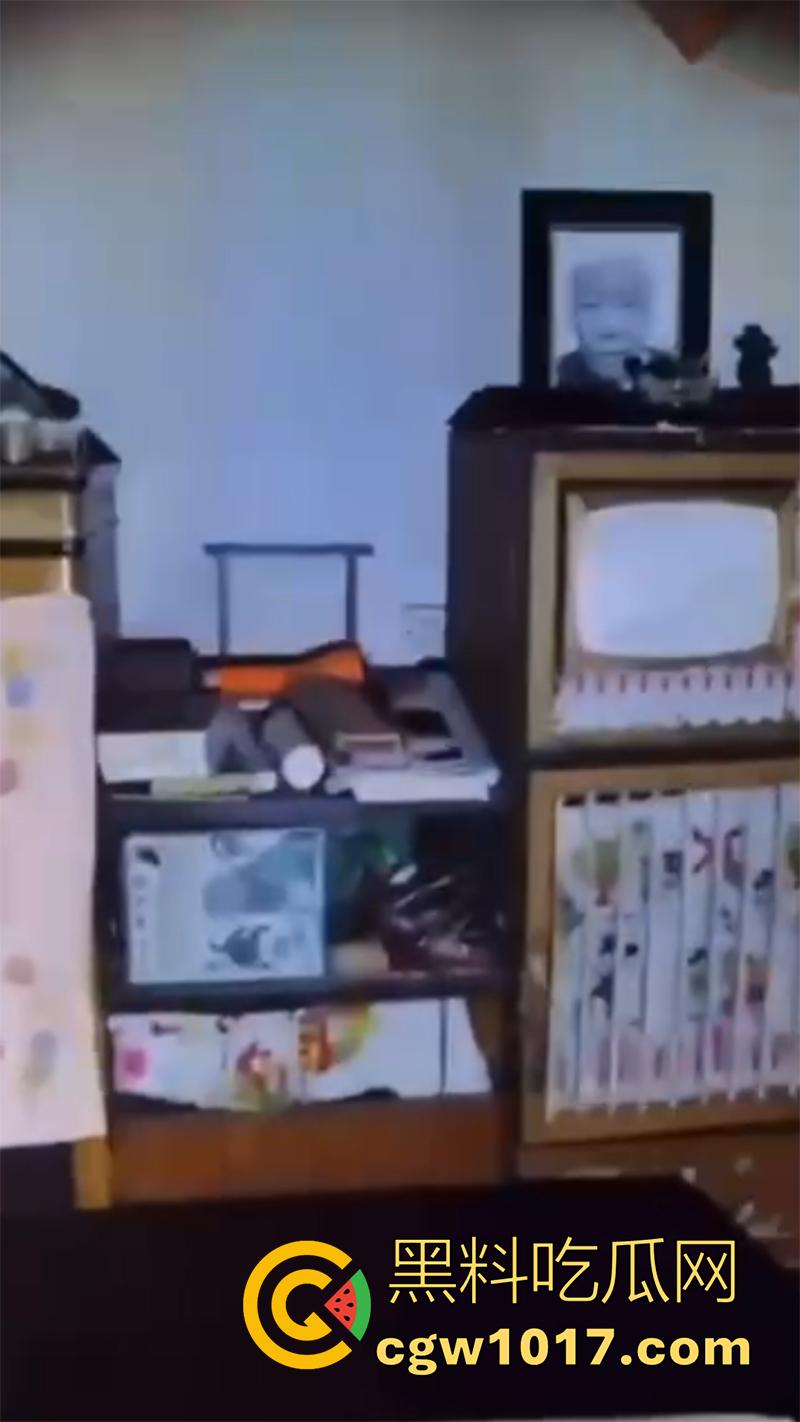 户外主播探险遇灵异，老屋招魂竟真的成功了，红衣老太就坐在窗前，现场水碗变鲜血，胆小者勿入！-5