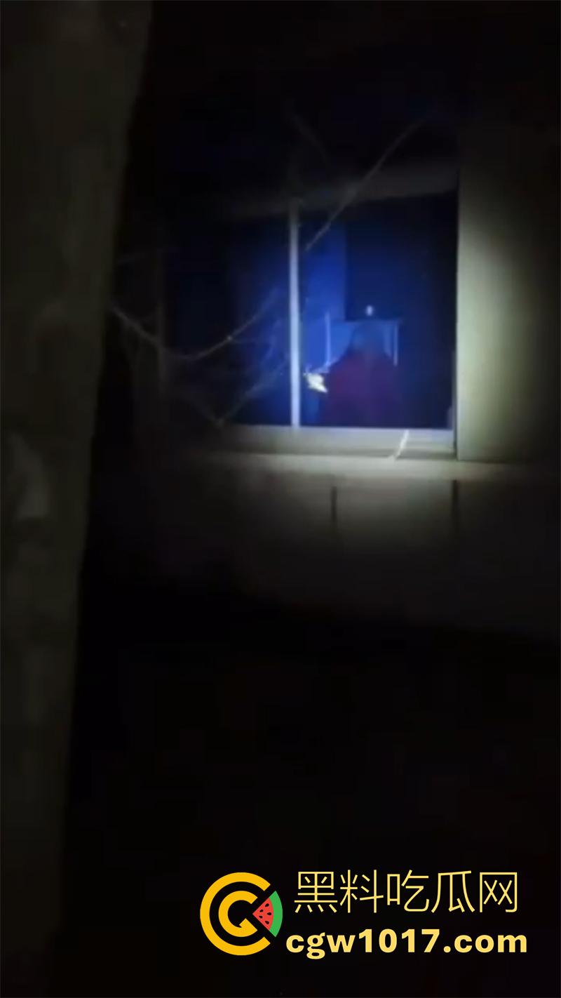 户外主播探险遇灵异，老屋招魂竟真的成功了，红衣老太就坐在窗前，现场水碗变鲜血，胆小者勿入！-7