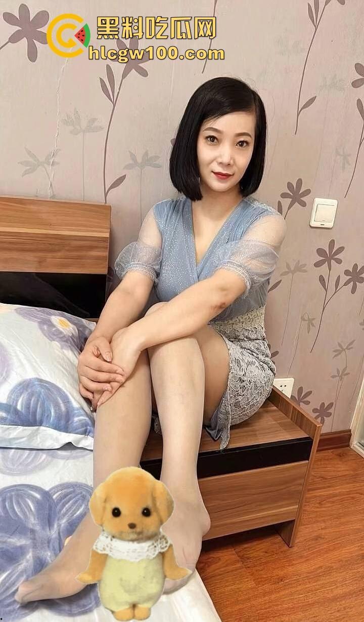 快手极品熟女【芬.姐】下海视频曝光,芬姐本芬,熟女+开档丝袜这个组合真的无敌了!!-4