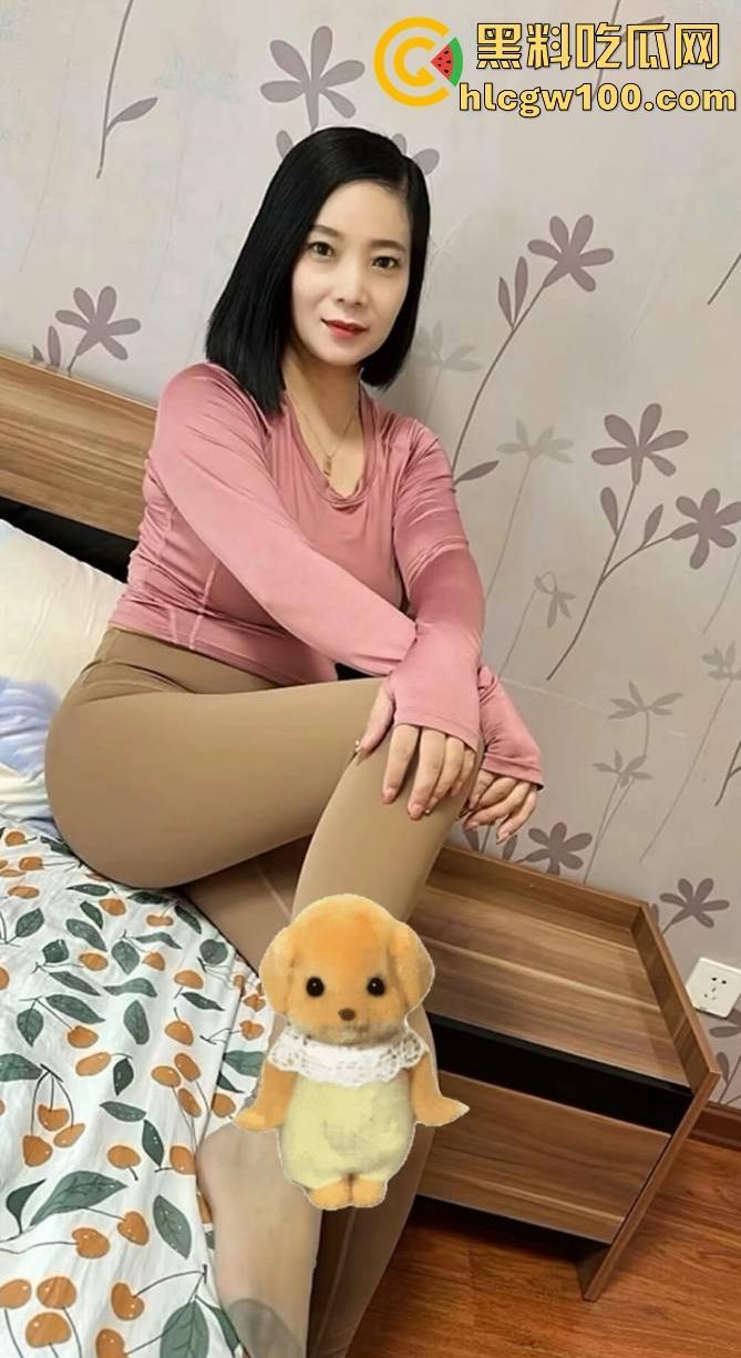 快手极品熟女【芬.姐】下海视频曝光,芬姐本芬,熟女+开档丝袜这个组合真的无敌了!!-5