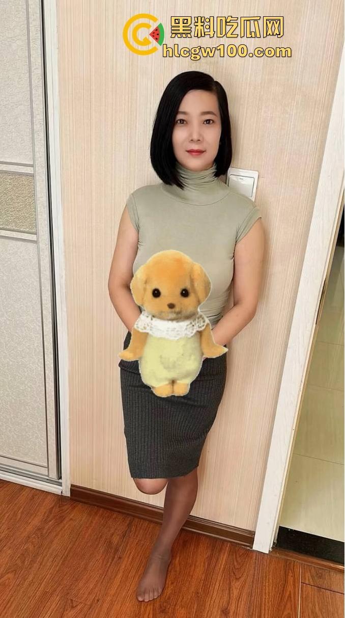 快手极品熟女【芬.姐】下海视频曝光,芬姐本芬,熟女+开档丝袜这个组合真的无敌了!!-7