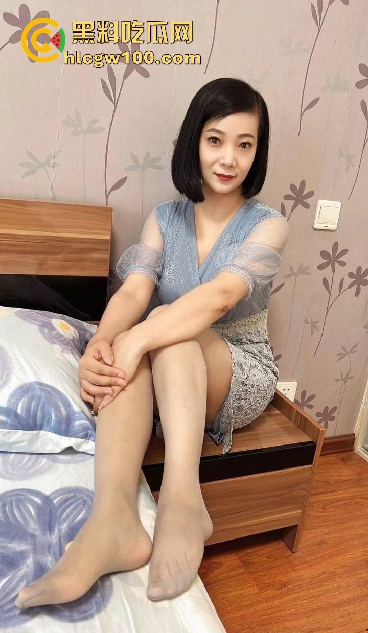 快手极品熟女【芬.姐】下海视频曝光,芬姐本芬,熟女+开档丝袜这个组合真的无敌了!!-11