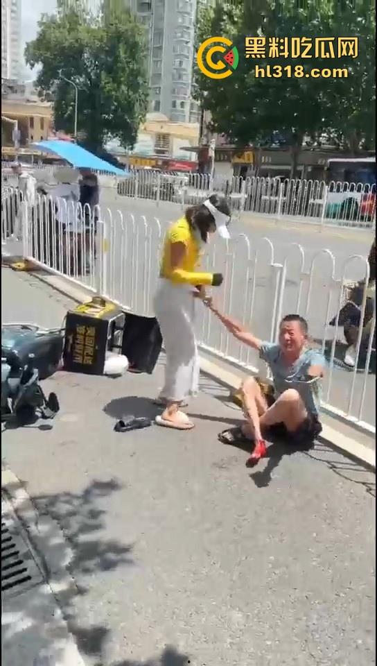 美团女骑手撞到老人后想跑，撞到老人死缠烂打，一个想讹诈一个想跑，因果纠缠罢了。-1