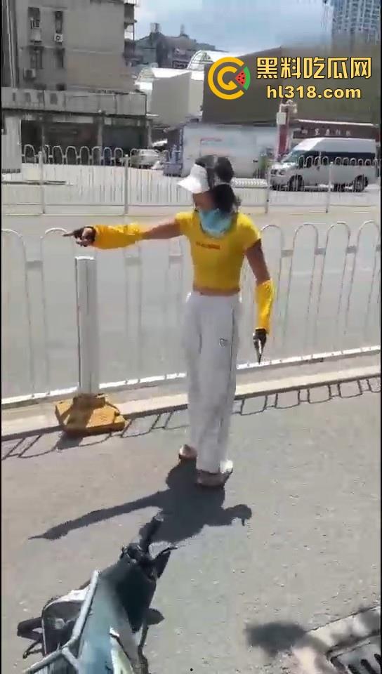 美团女骑手撞到老人后想跑，撞到老人死缠烂打，一个想讹诈一个想跑，因果纠缠罢了。-9