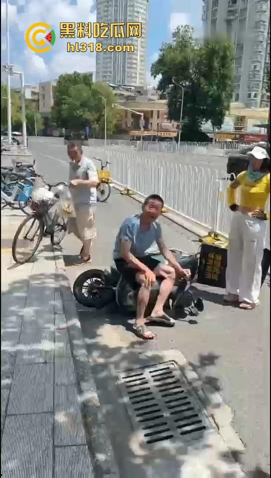 美团女骑手撞到老人后想跑，撞到老人死缠烂打，一个想讹诈一个想跑，因果纠缠罢了。-10