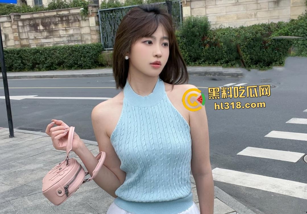 少女家庭摄像头遭黑客入侵！被发现饥渴难耐勾引猫咪舔逼，小舌头舔的比人还要机灵！-1