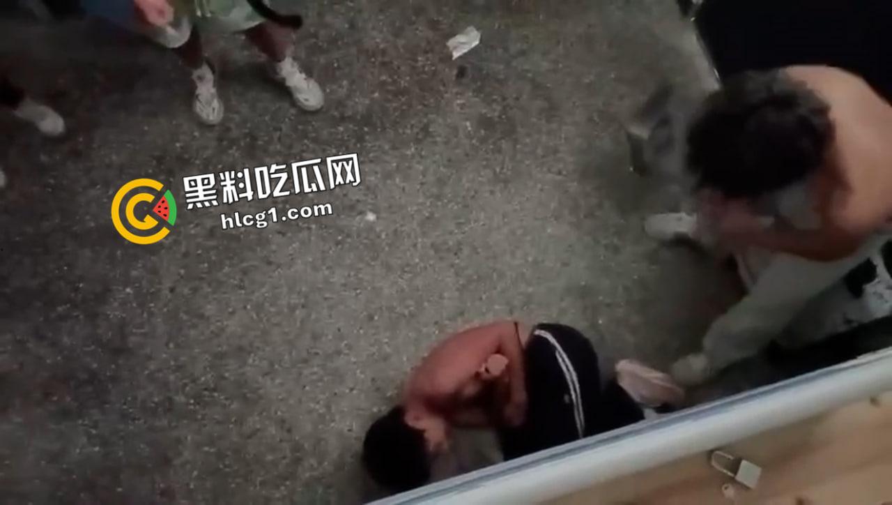 湖北宜都职教中心少年被霸凌现场视频 背都被抽烂了 殴打长达十几分钟 全是畜生啊-5