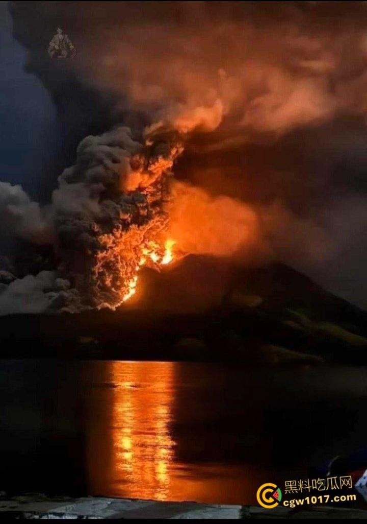 印度北苏拉威西省拉翁火山爆发,天空乌云密布电闪雷鸣,岩浆喷涌浓烟滚滚,警戒级别升至最高 !-6