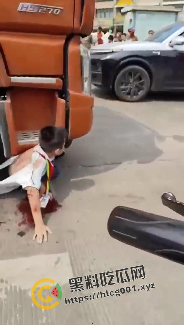 海口白驹小学门口 小孩子被压大车地下挣扎 半个身子压成肉泥 还救不出来 生不如死 现场视频流出-1