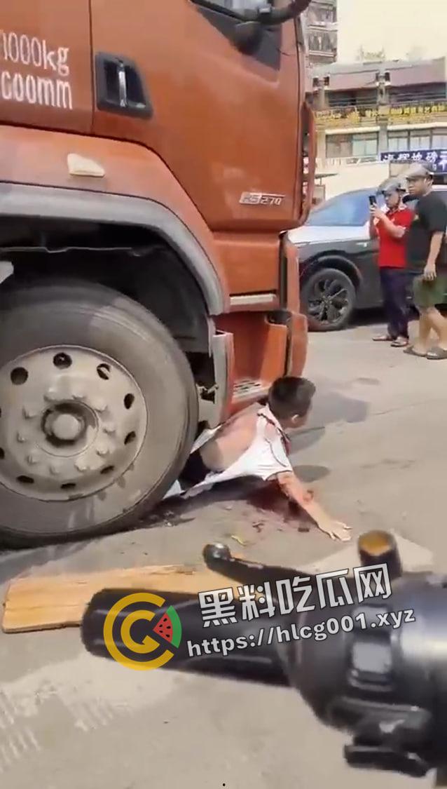 海口白驹小学门口 小孩子被压大车地下挣扎 半个身子压成肉泥 还救不出来 生不如死 现场视频流出-2