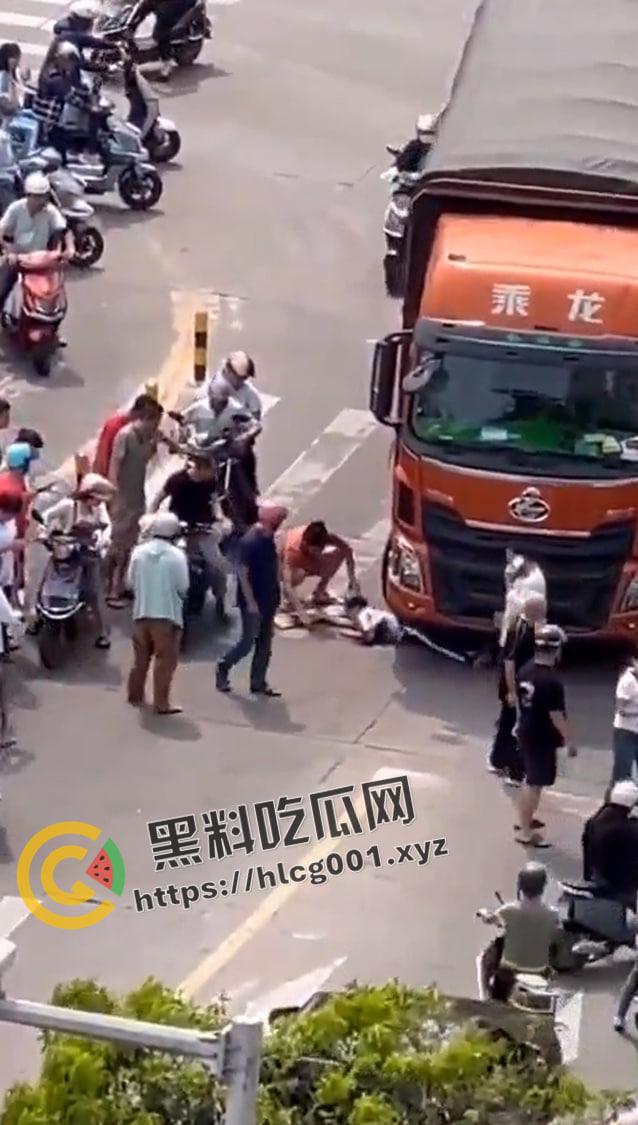 海口白驹小学门口 小孩子被压大车地下挣扎 半个身子压成肉泥 还救不出来 生不如死 现场视频流出-4