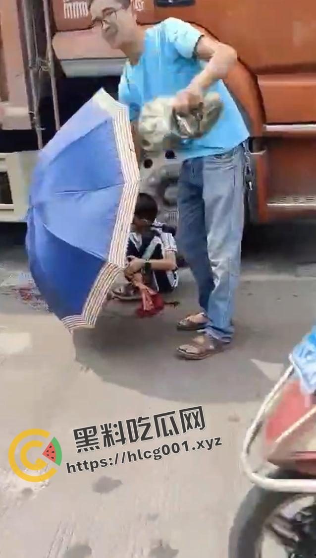 海口白驹小学门口 小孩子被压大车地下挣扎 半个身子压成肉泥 还救不出来 生不如死 现场视频流出-5