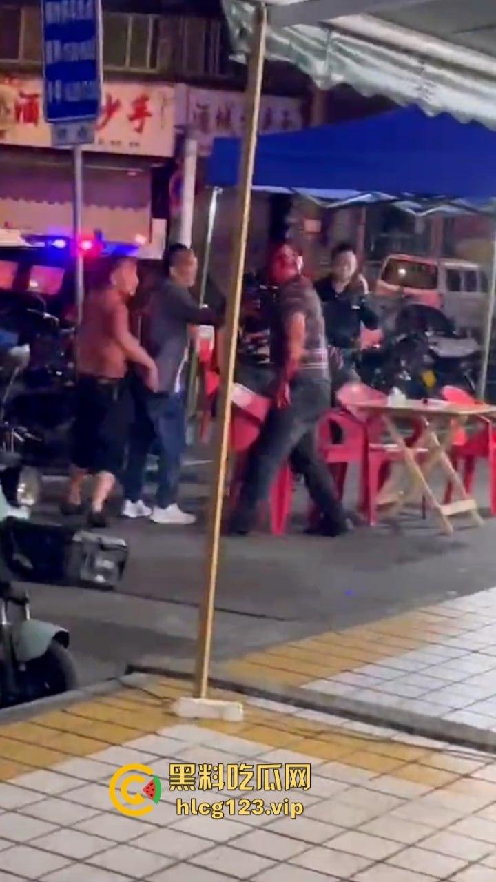 广汉街头惊现小红人 两男子酒后互砍专往脑袋上砸 血都要流干了-3