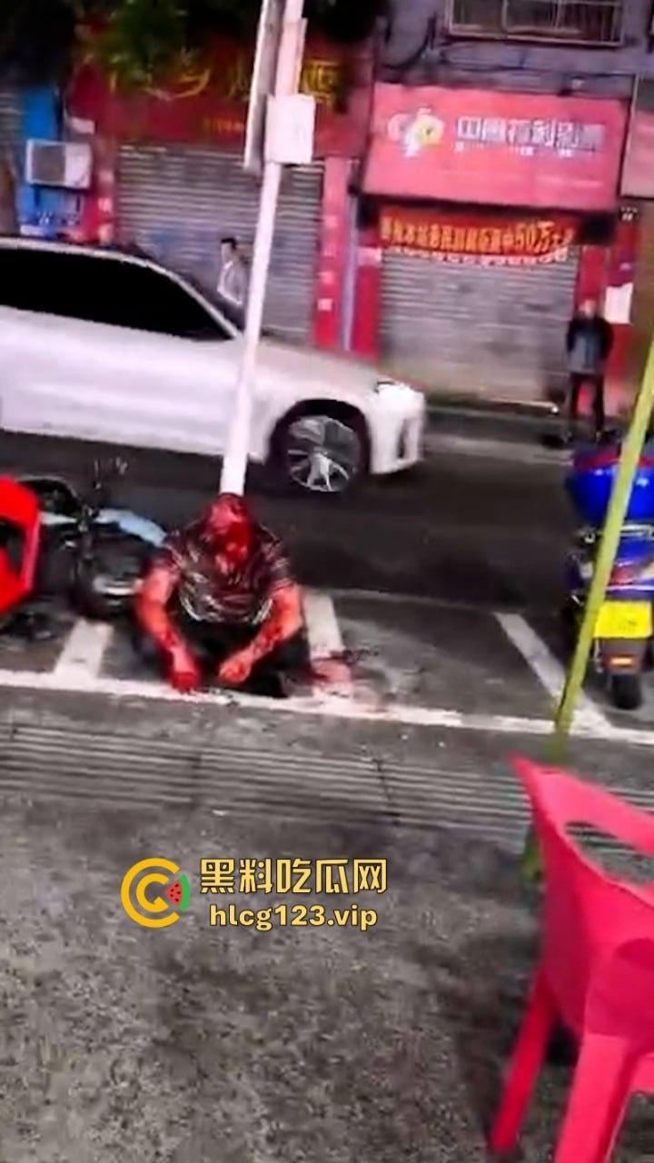 广汉街头惊现小红人 两男子酒后互砍专往脑袋上砸 血都要流干了-8