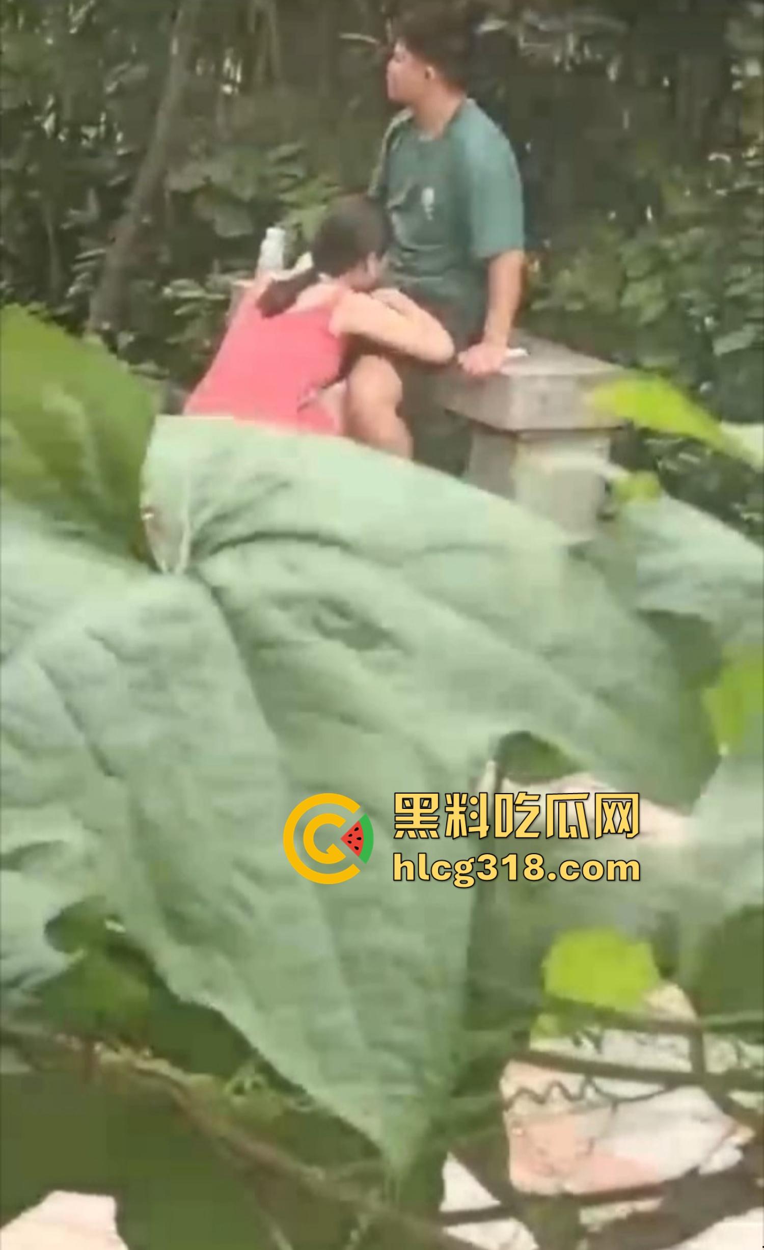 夏日公园野战指南，骚男做爱有讲究先抠B后舔奶再让女得吃鸡，兄弟一步不落，结果全套流程被偷拍！-2