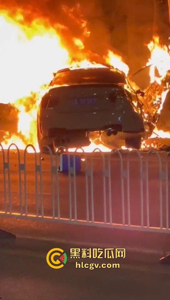 青环路情侣喝高出车祸!车子着火侧滑惨剧,男的逃生,女的被烧死让人唏嘘!-4