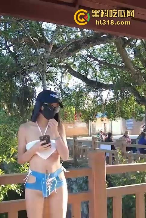 户外露出博主【CikaiMoon】广州成中村性感裸装逛街,乳头跟骚逼都若隐若现,弯腰露奶还勾引大爷问路!-4